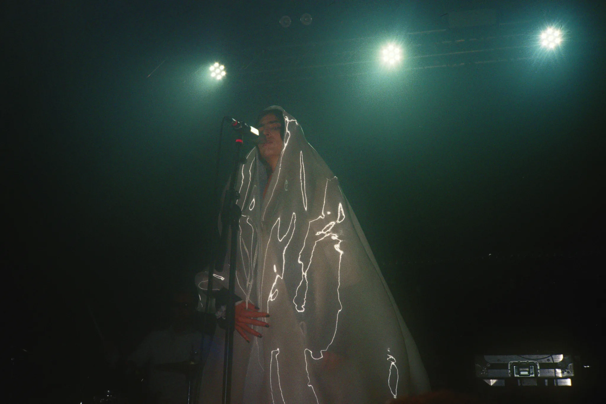 Joan Thiele — Club Tour, Milano Santeria — photo by @diilanxoxo
