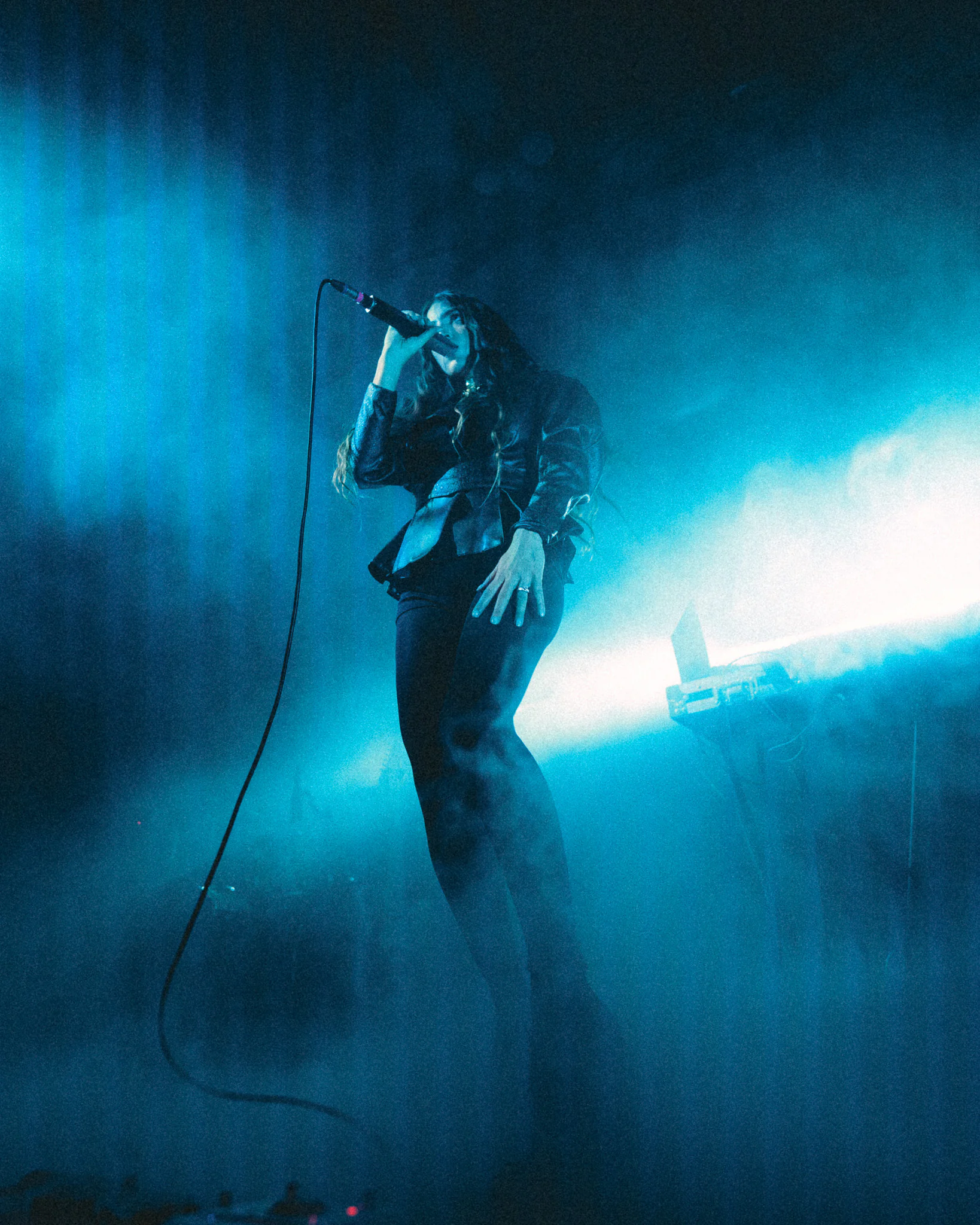 Joan Thiele at Largo Venue, Rome — photo by @aghnezstudio